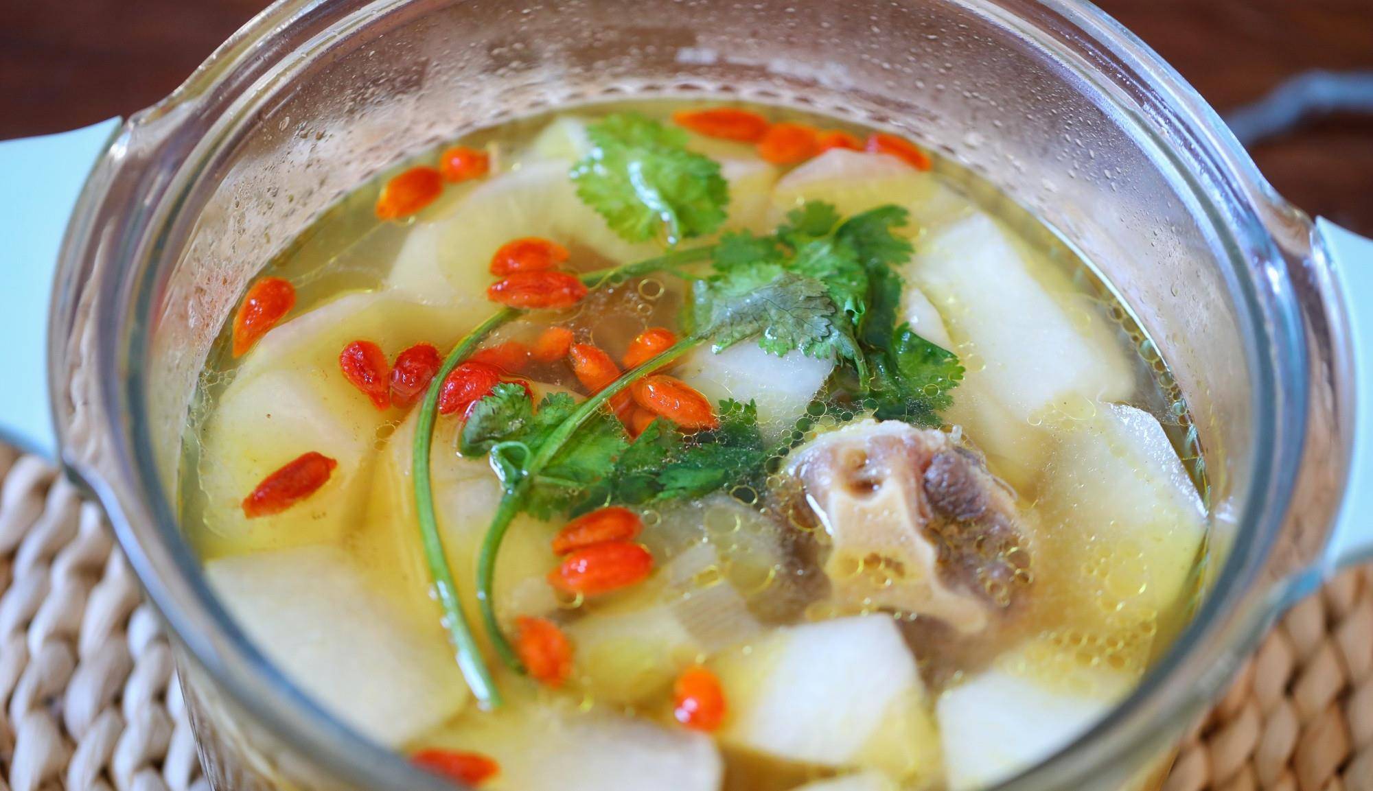 这个时候,咳嗽是常事,我就会给家人做一锅热乎乎的滋补汤,牛骨萝卜汤