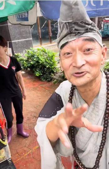 因脸型声音太像游本昌走红!_董锋_一手_大街