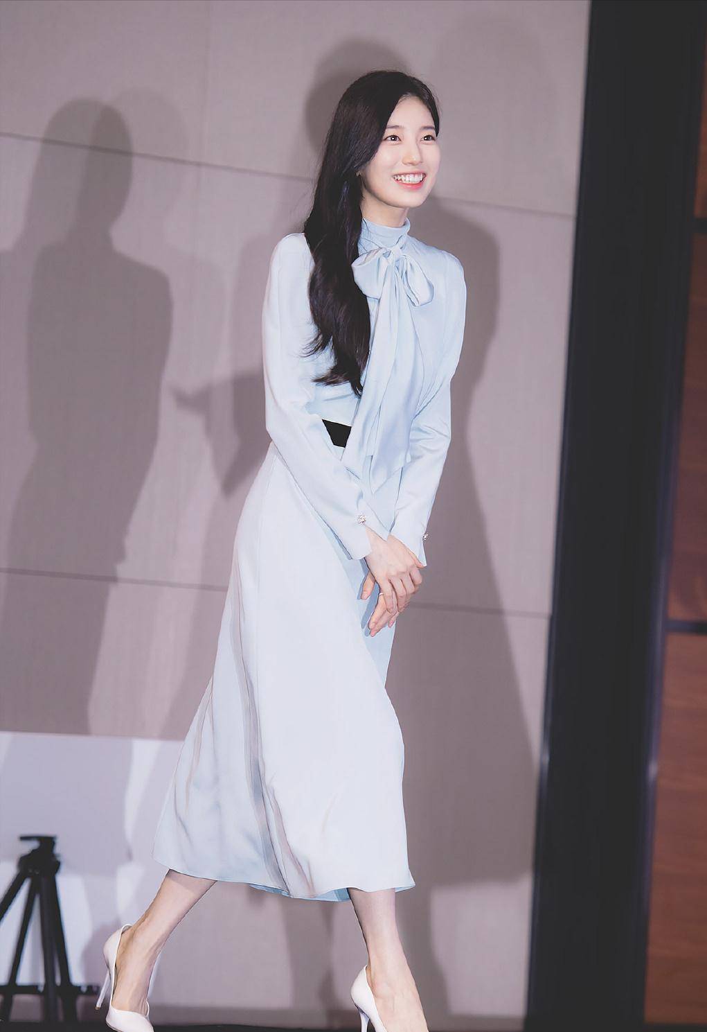 原创状态绝了女神裴秀智出席活动生图曝光浪漫连衣裙打扮真抢眼