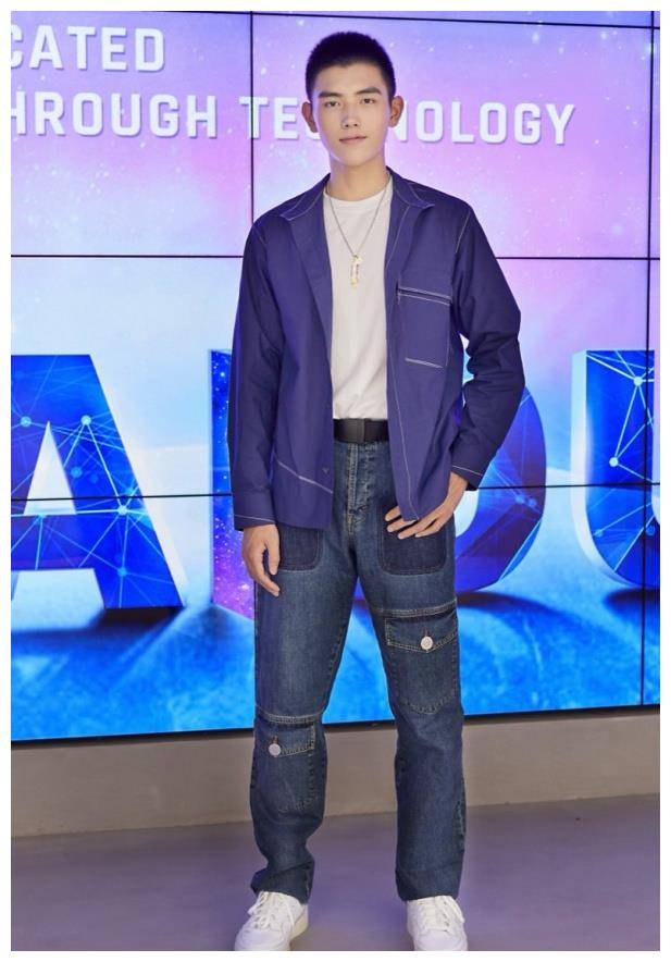 陈飞宇穿猫头鹰卫衣,翩翩公子也能穿上变身cool boy!_黑色_穿着_白色