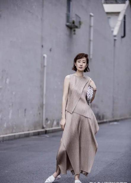 原创刘敏涛真不适合扮美学生装小短裙不见少女感显老5岁不止