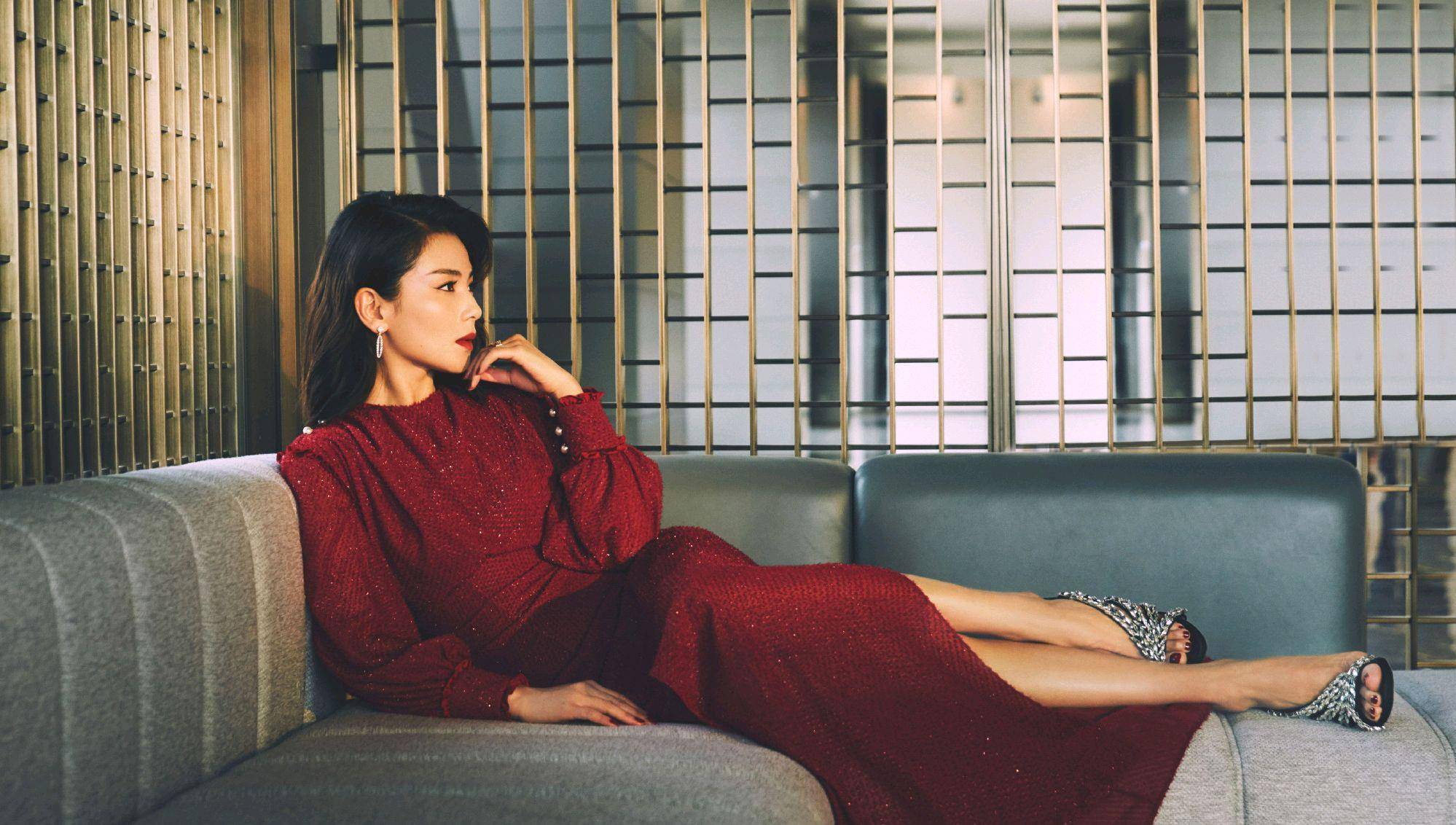 42岁的刘涛风采依旧,身穿枣红色连衣裙搭配高跟鞋,尽显女性魅力_造型