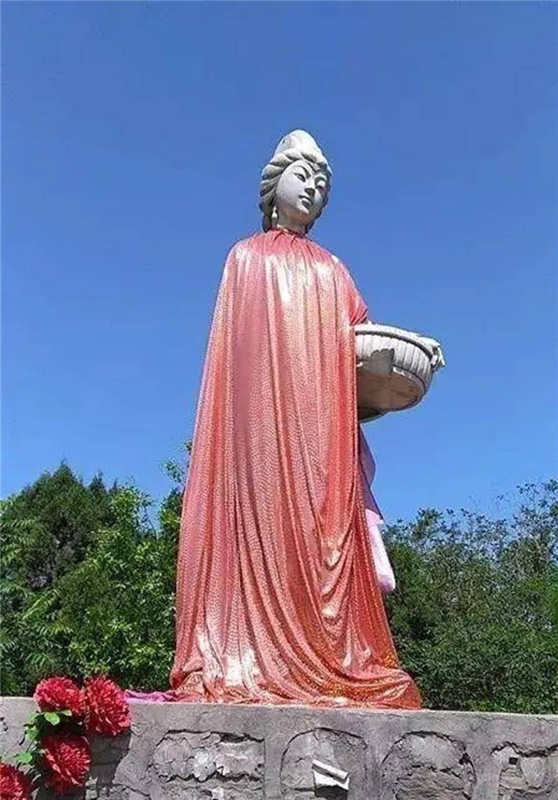 这件事情很快传遍了整个村子,大家都认为房宝就是传说中的"九龙圣母".