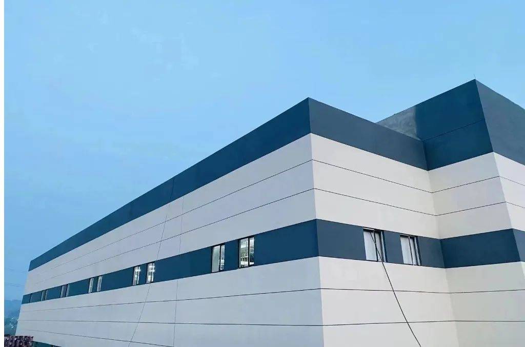 目前该项目联合厂房:室内涂料工程施工完成,地面工程施工完成,公共