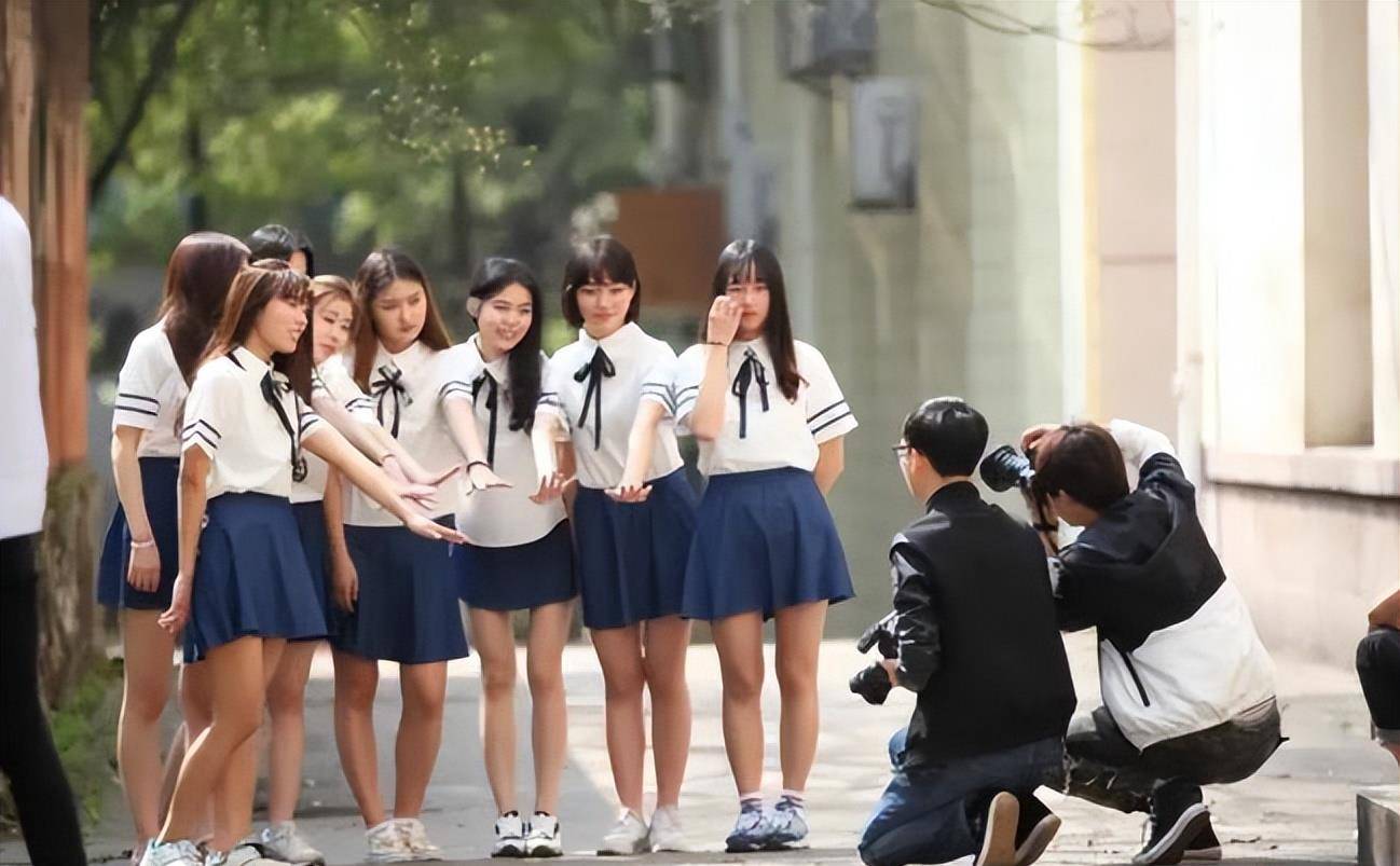 大学生穿jk制服拍毕业照,满屏大长腿十分吸睛,评论区却不友好_校服