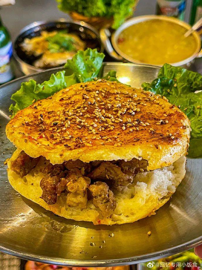 吃在大连饭盒烤鸡蛋一定要放上灵魂蒜蓉辣酱饼夹串是一绝