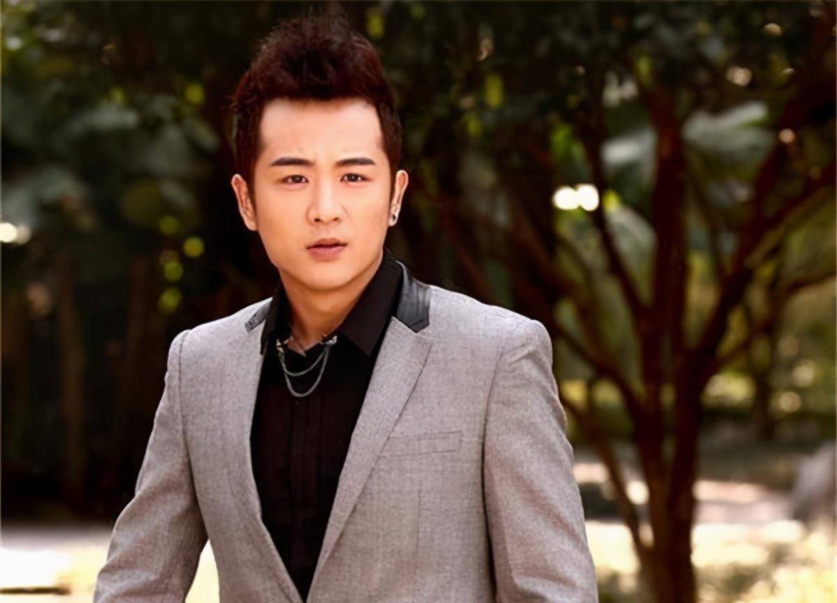 古装男神张迪与妻子出镜带货,发福撞脸张嘉益,网友:一胖毁所有_刘玉婷