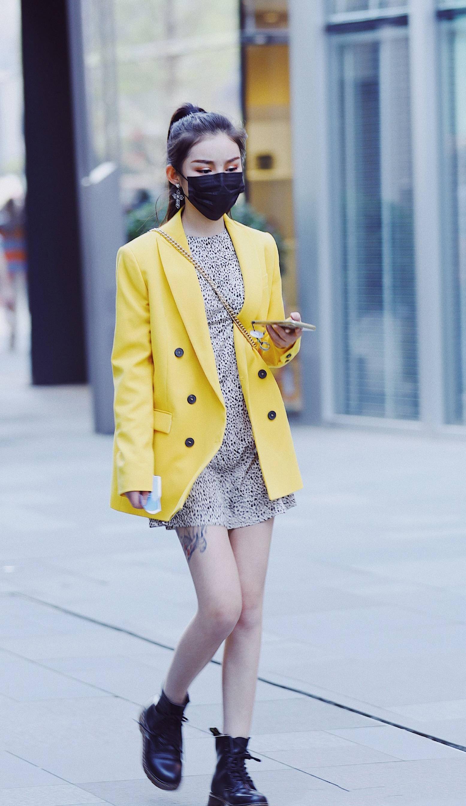 原创时髦的美女用短靴来搭配服装凸显精致感穿出迷人的时尚气息