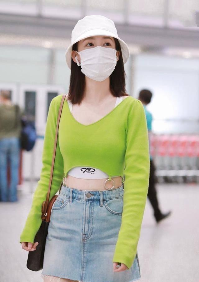 李沁牛油果绿露脐装走机场,既能炫腹又能增加层次感_白色_效果_设计