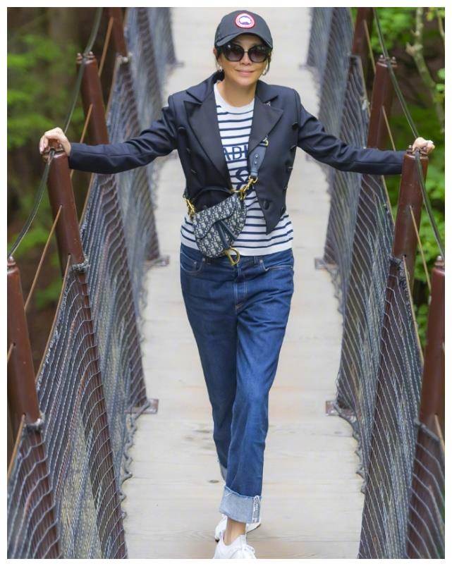 原创武则天刘嘉玲旅游穿白衬衫背带裤拍写真不信53岁