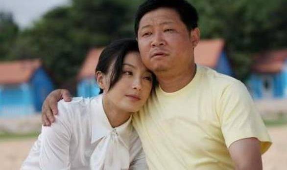 50岁"三德子"赵亮,娶小15岁模特娇妻,深山养鸡身家过亿_老婆_胡敬_带