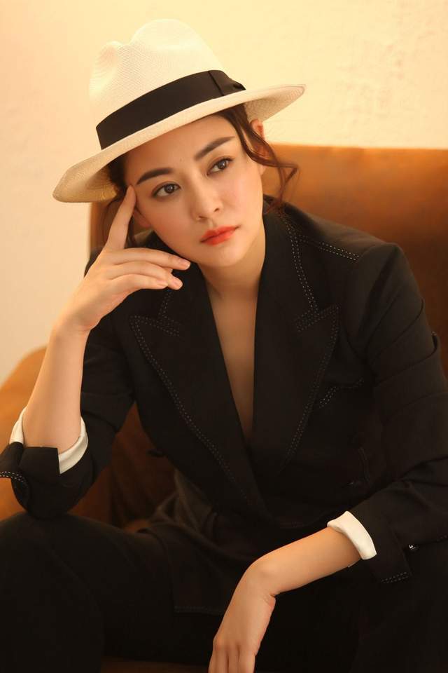 演员陈佳妍与连奕名离婚后独自带女儿的她人生现状怎样