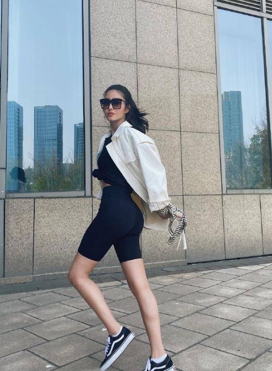 杨采钰户外穿短裤拍照,背心卷起大秀美腹,被问到如何练臀,回答很朴实