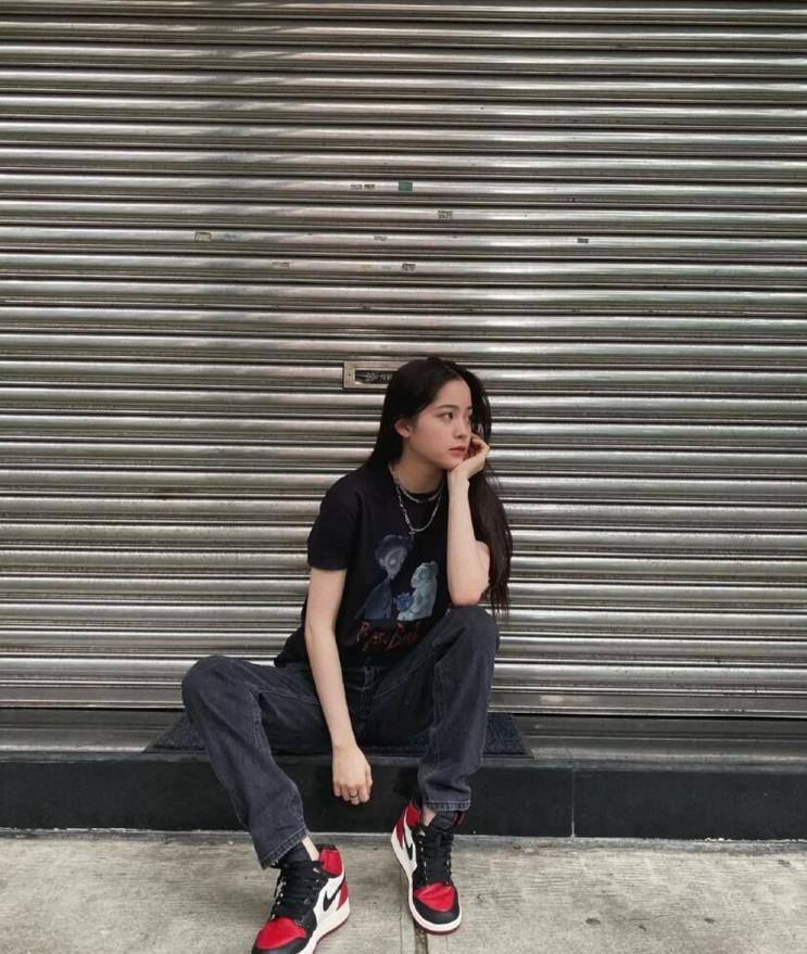 但欧阳娜娜靠穿搭猛吸粉,甜酷女孩的衣橱也太实穿了_娜比_aj_一身