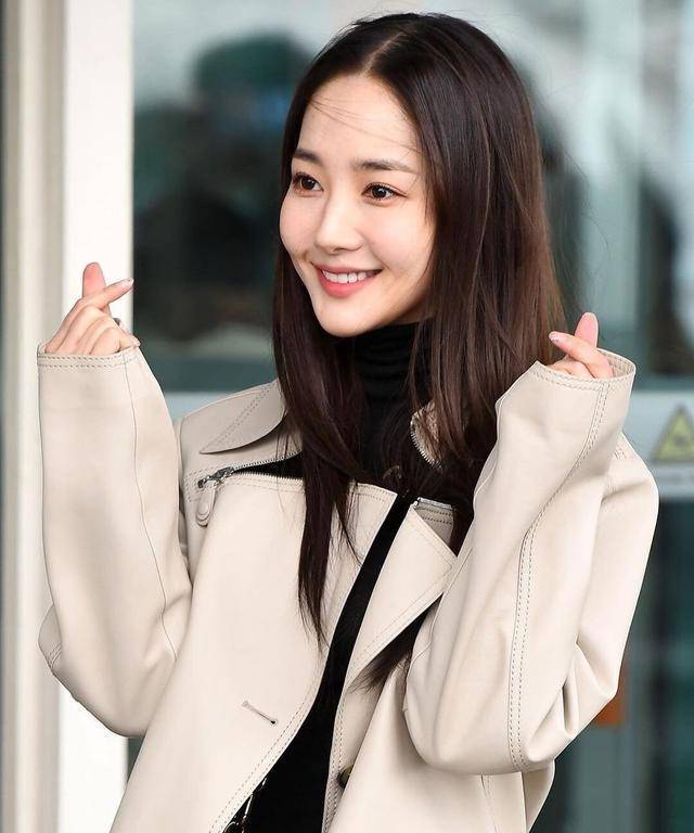 韩国"冻龄女神"朴敏英太美了,露脐毛衣搭廓形毛呢,气场满满_欧尼_白色