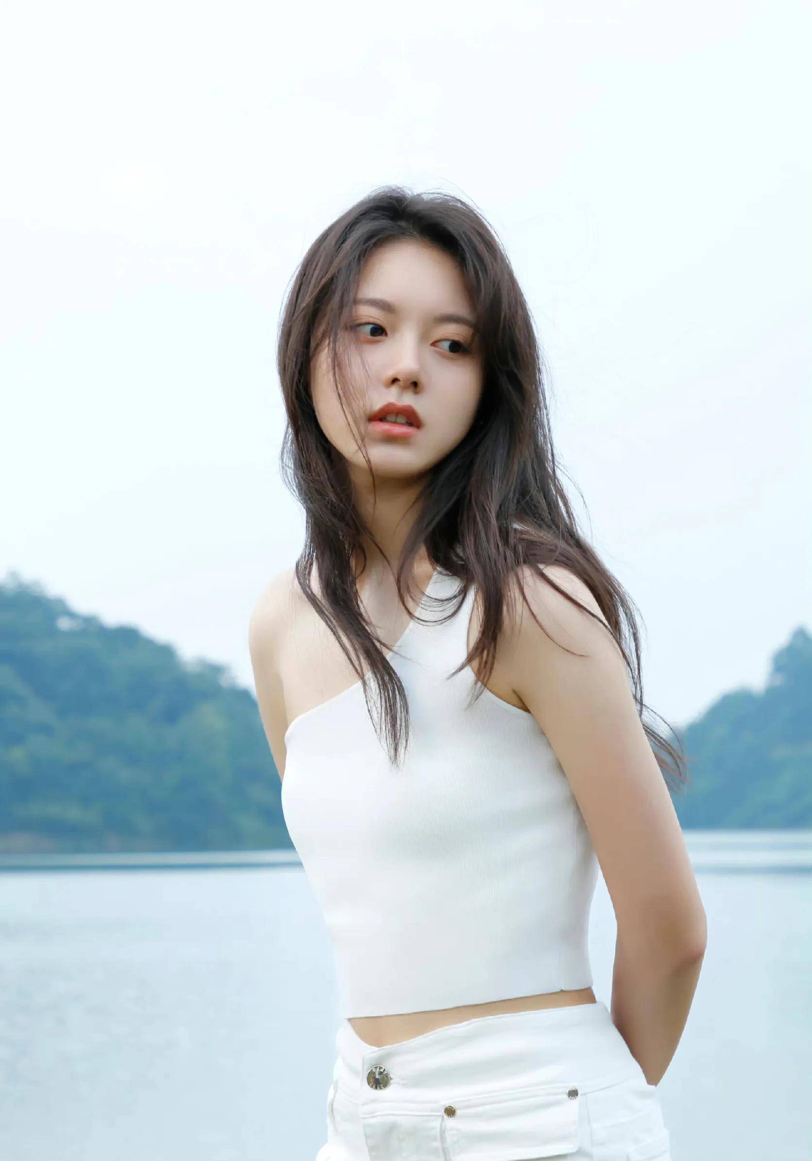 赵今麦湖畔撑伞大片,一身纯白,森系清冷,真是又美又仙_白衣_少女_大