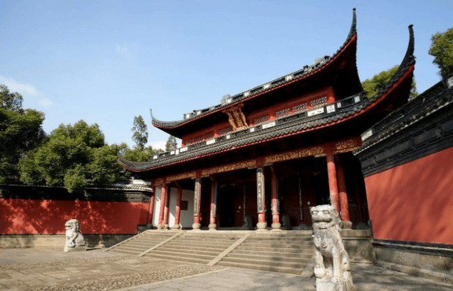 藏在西湖周边的寺庙，始建于南宋时期，两大部分组成，又称岳坟