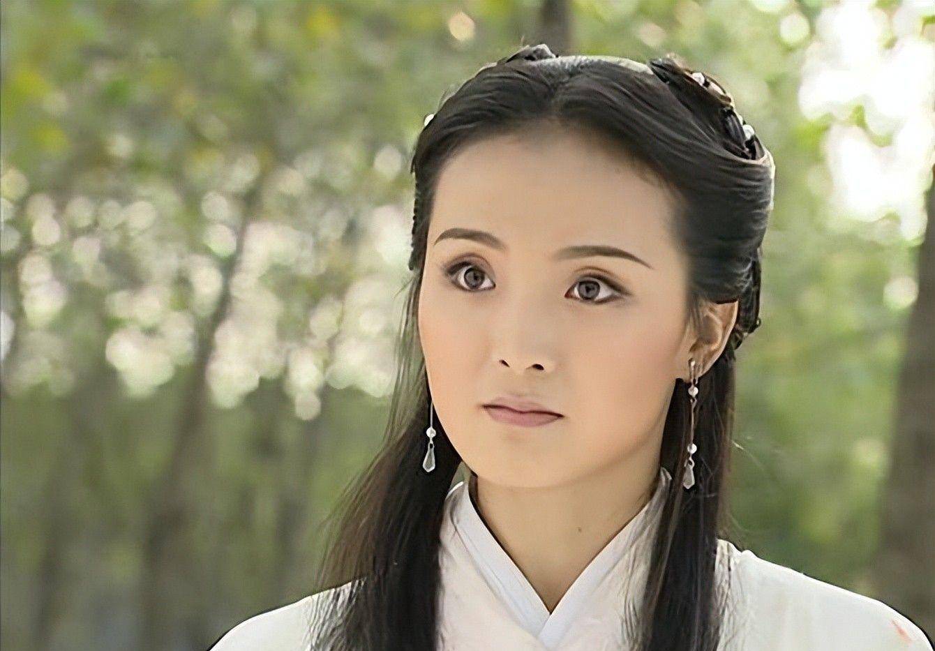 "晴格格"王艳,嫁亿万富豪住故宫旁,她的豪门生活真的卑微吗?