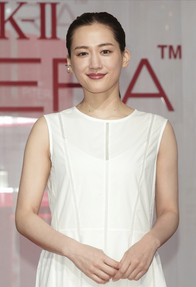 原创绫濑遥真和普通人没啥差别穿白色无袖裙简约随性但气质还挺好