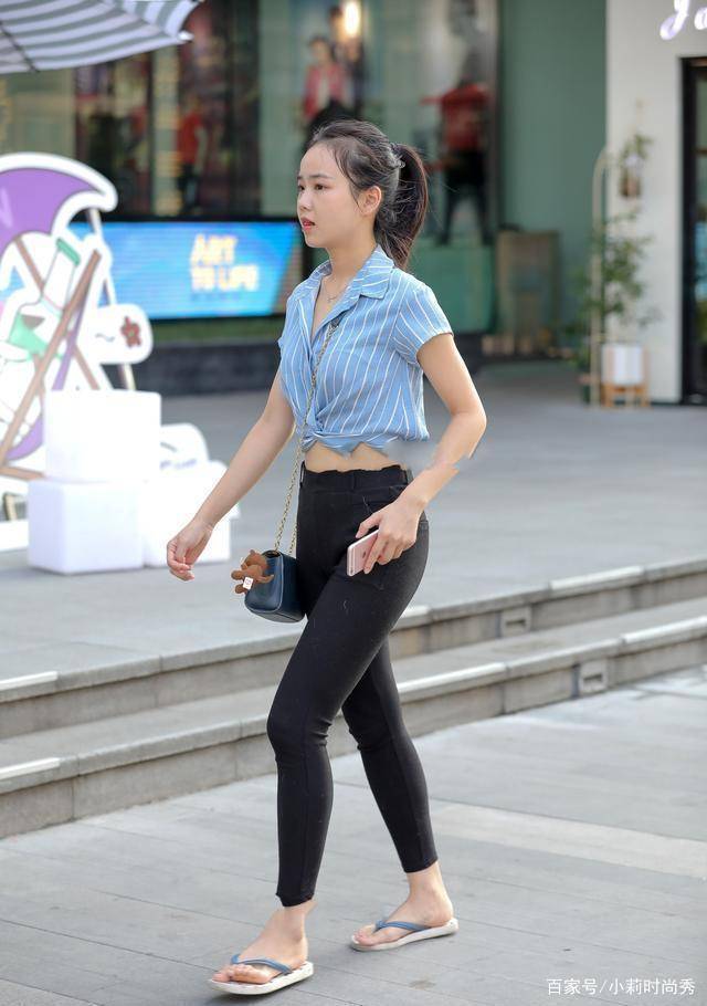 蓝白线条衬衣搭配黑色时尚裤,白色不挑身材,还有扩大视觉效果_上身