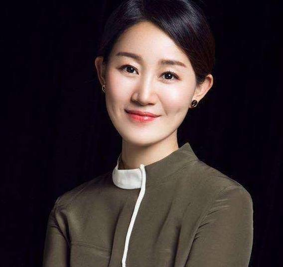 他是优秀演员,因戏生情娶小11岁娇妻,今儿子长大家庭美满_生活_常小川