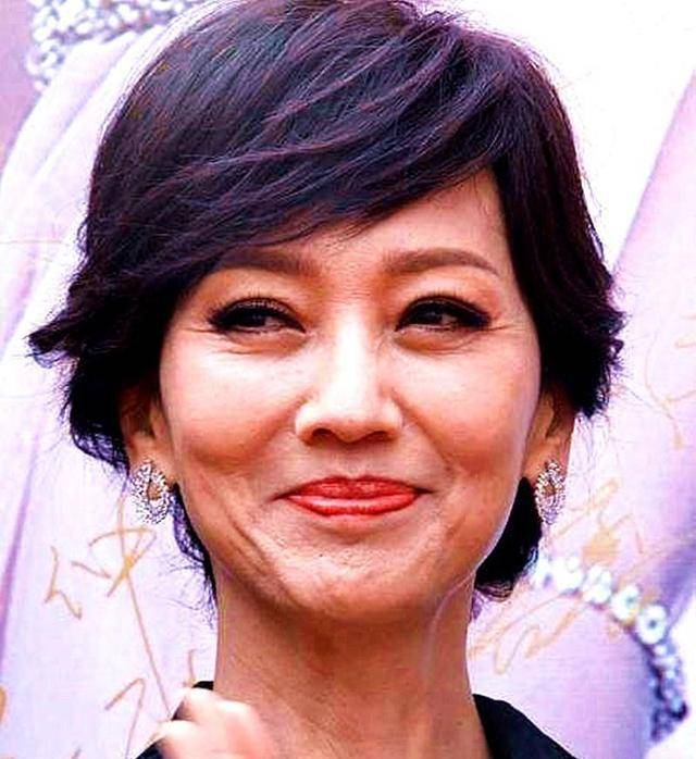 路人的镜头下赵雅芝,刘嘉玲的素颜和大众一样也显得憔悴而又苍老