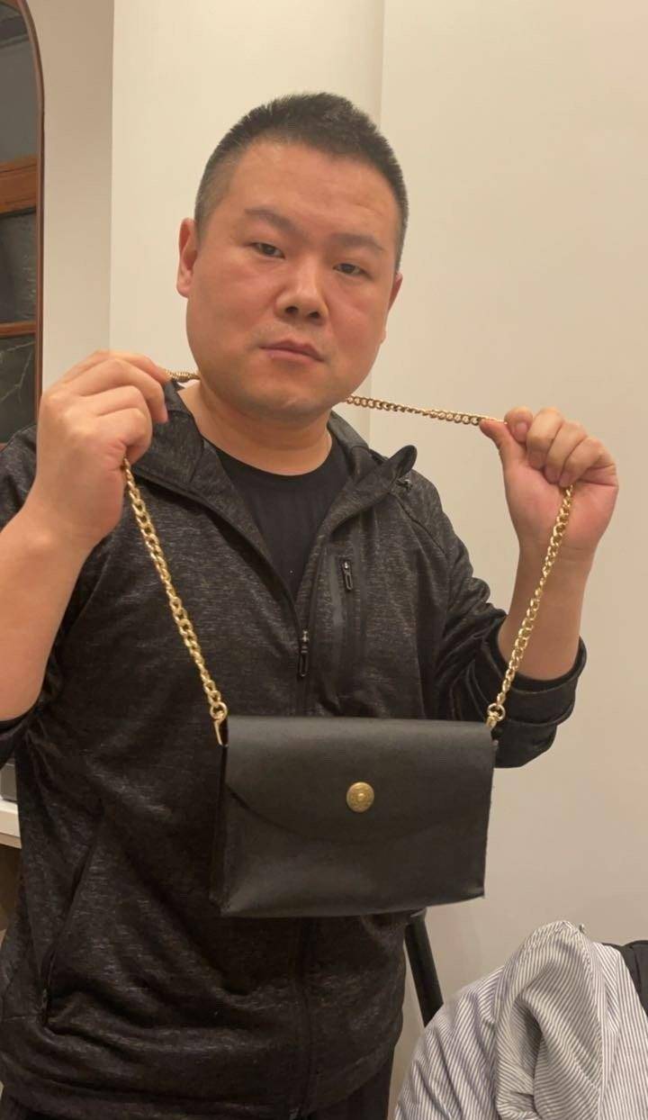 郑敏称要送一个钱包给大家,对于妻子的举动,岳云鹏表示了支持的态度