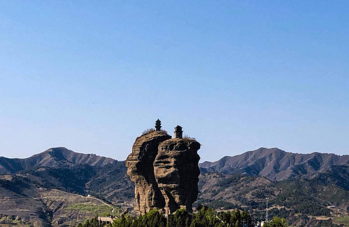 奇特的两座古塔，绝壁上伫立1300多年，登临后依旧是个谜