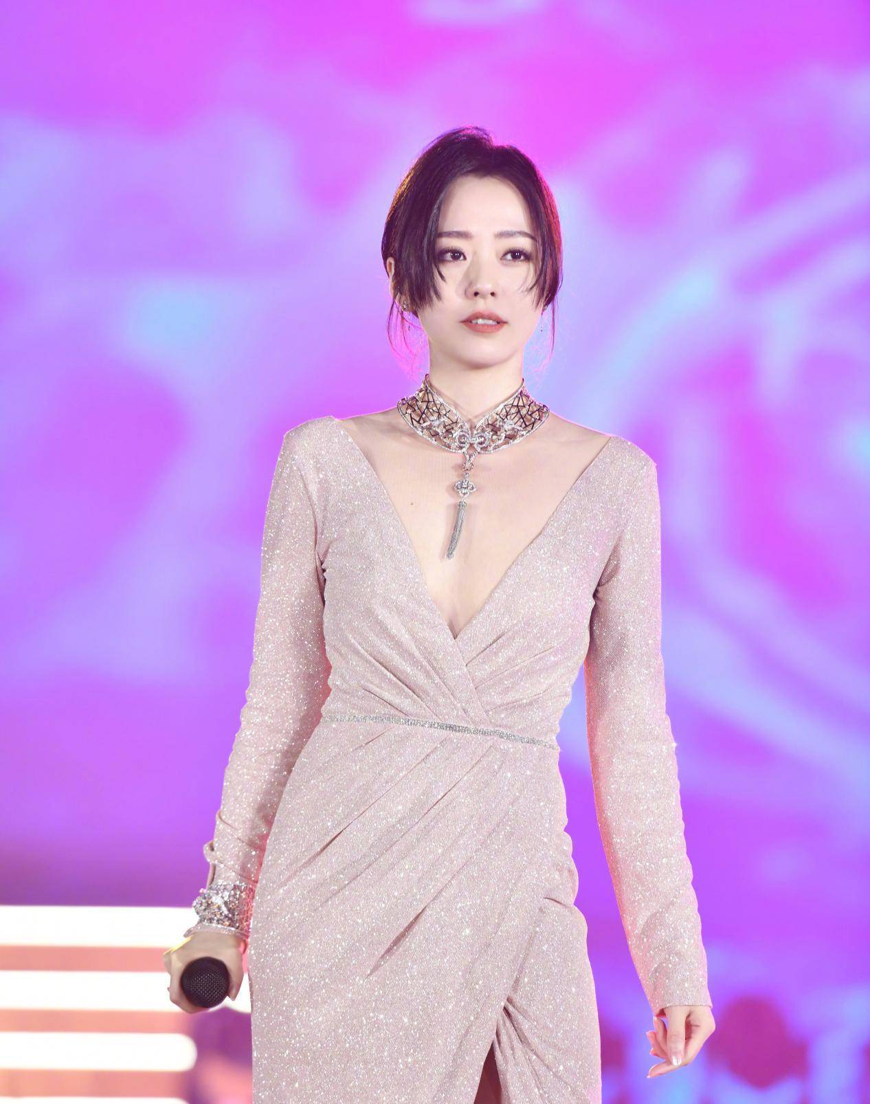 张靓颖真够靓,穿白色连衣裙像极了自由女神,粉底太厚像面具_时尚_身材