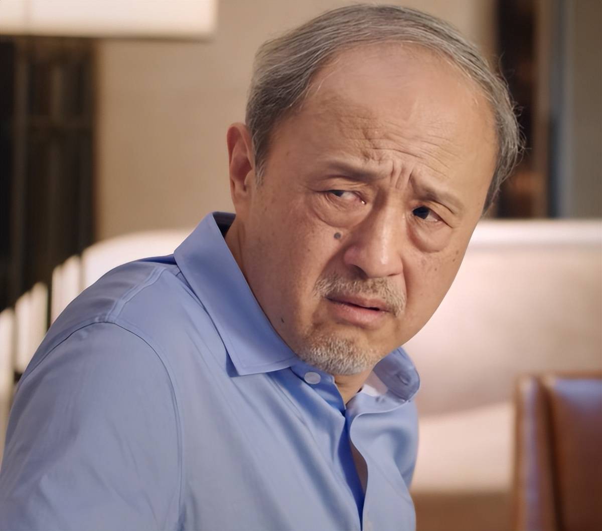 杨新鸣是从艺数十年的老戏骨了,饰演的齐国盛早年丧妻,又当爹又当妈把