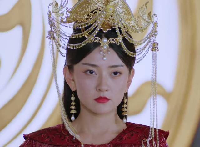 梁洁一人分饰三角,看了她演的女皇,瞬间被她的演技给惊艳到了_曲小檀