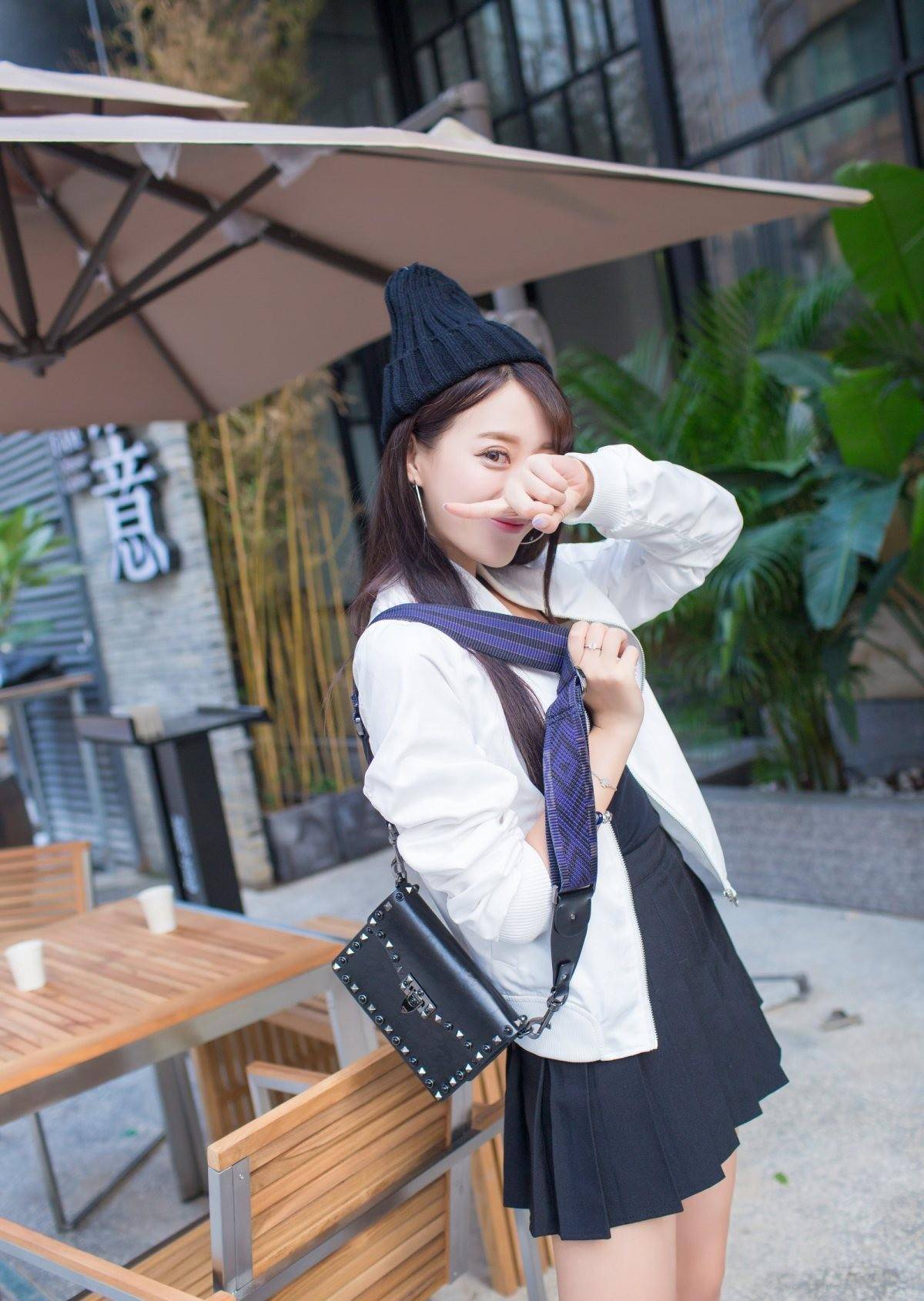 矮个子女生的漂亮穿搭,黑色连衣短裙搭配白色外衣,穿出美女范儿_时尚