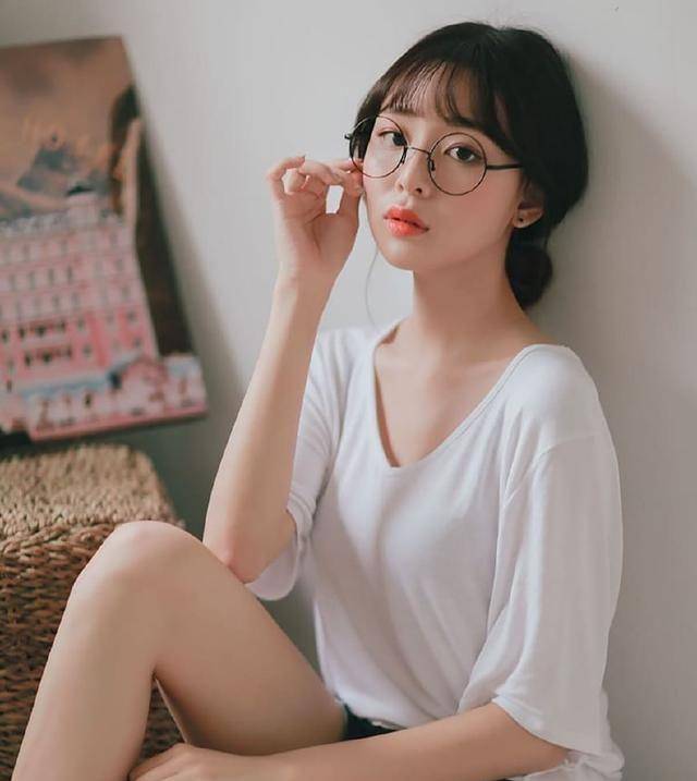 原创戴眼镜的美校花黑色运动短裤穿出了学院风满满的少女气息