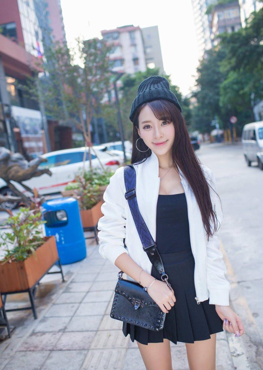 矮个子女生的漂亮穿搭,黑色连衣短裙搭配白色外衣,穿出美女范儿_时尚