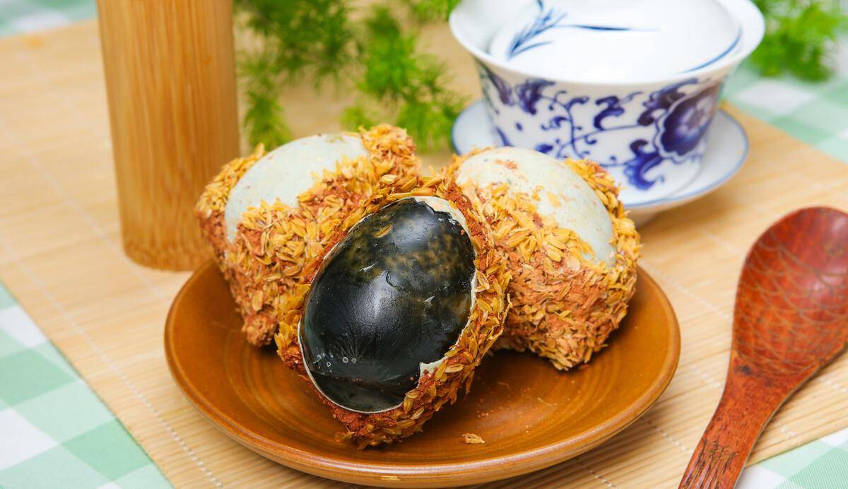 凉拌松花蛋 这样调汁才最好吃 用料很简单 美味爽口 太香了 辣椒 黄姜 道菜 凉拌松花蛋 这样调汁才最好吃 用料很简单 美味爽口 太香了 辣椒 黄姜 道菜