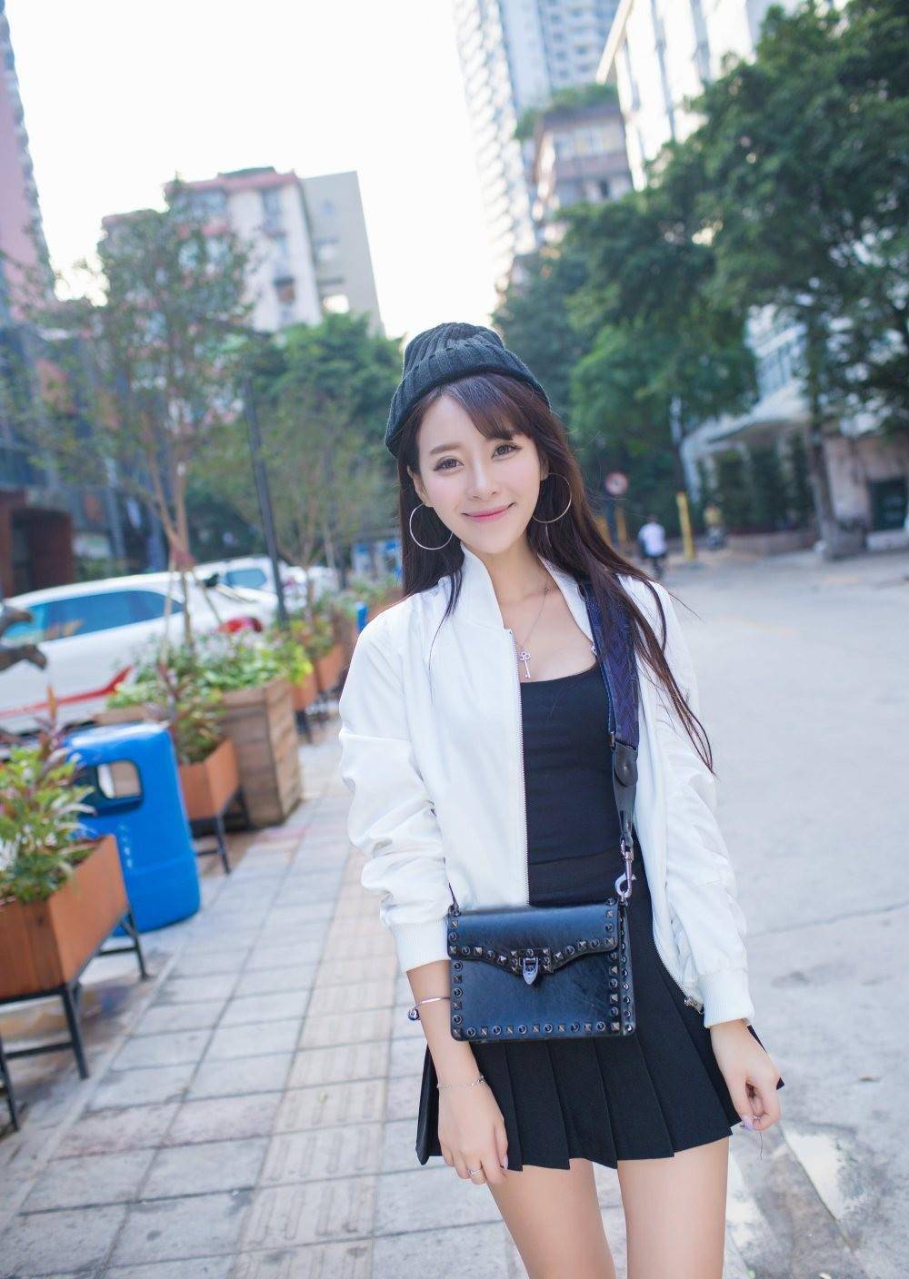 矮个子女生的漂亮穿搭,黑色连衣短裙搭配白色外衣,穿出美女范儿_时尚