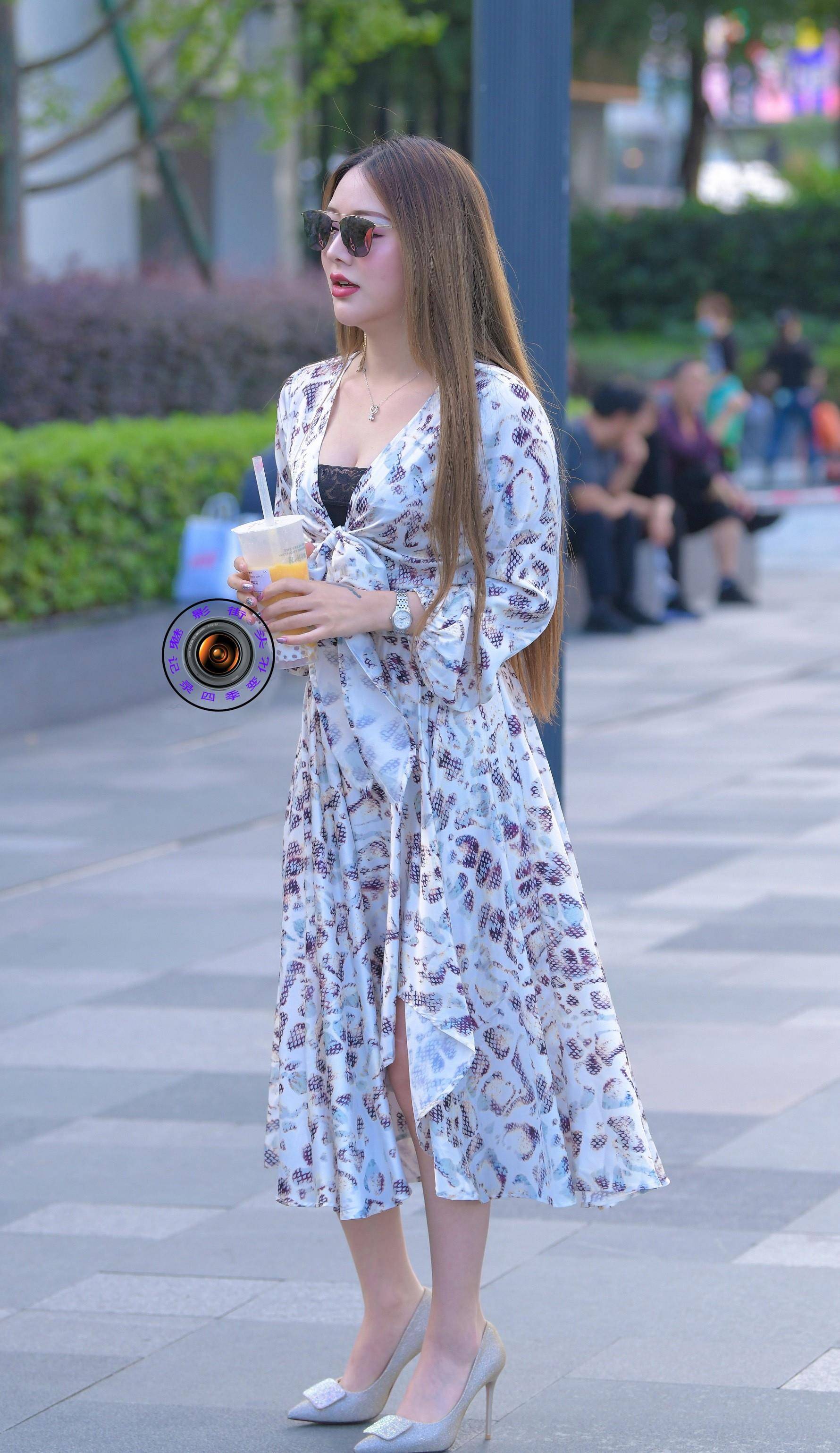 身材微胖的美女,印花连衣裙搭配尖头细跟鞋,展现优雅气质_方面_女生