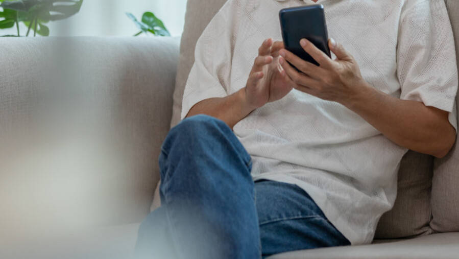 中老年人被 情感主播 圈粉 是 家人 还是 猎物 李哥 饶思捷 直播间