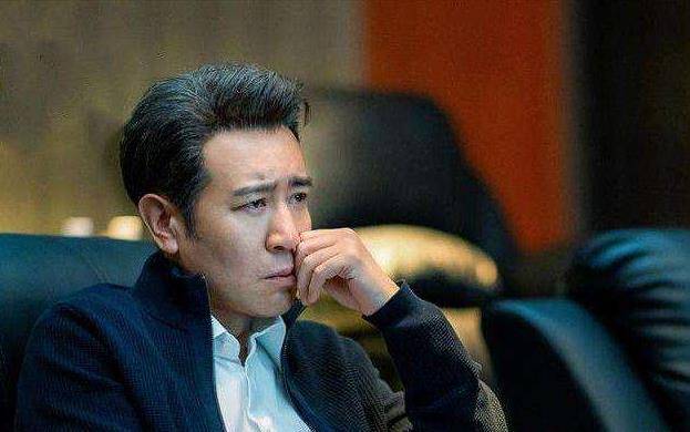 大器晚成2002年,于和伟接到一个反派的角色,饰演《大宅门》中的白占安