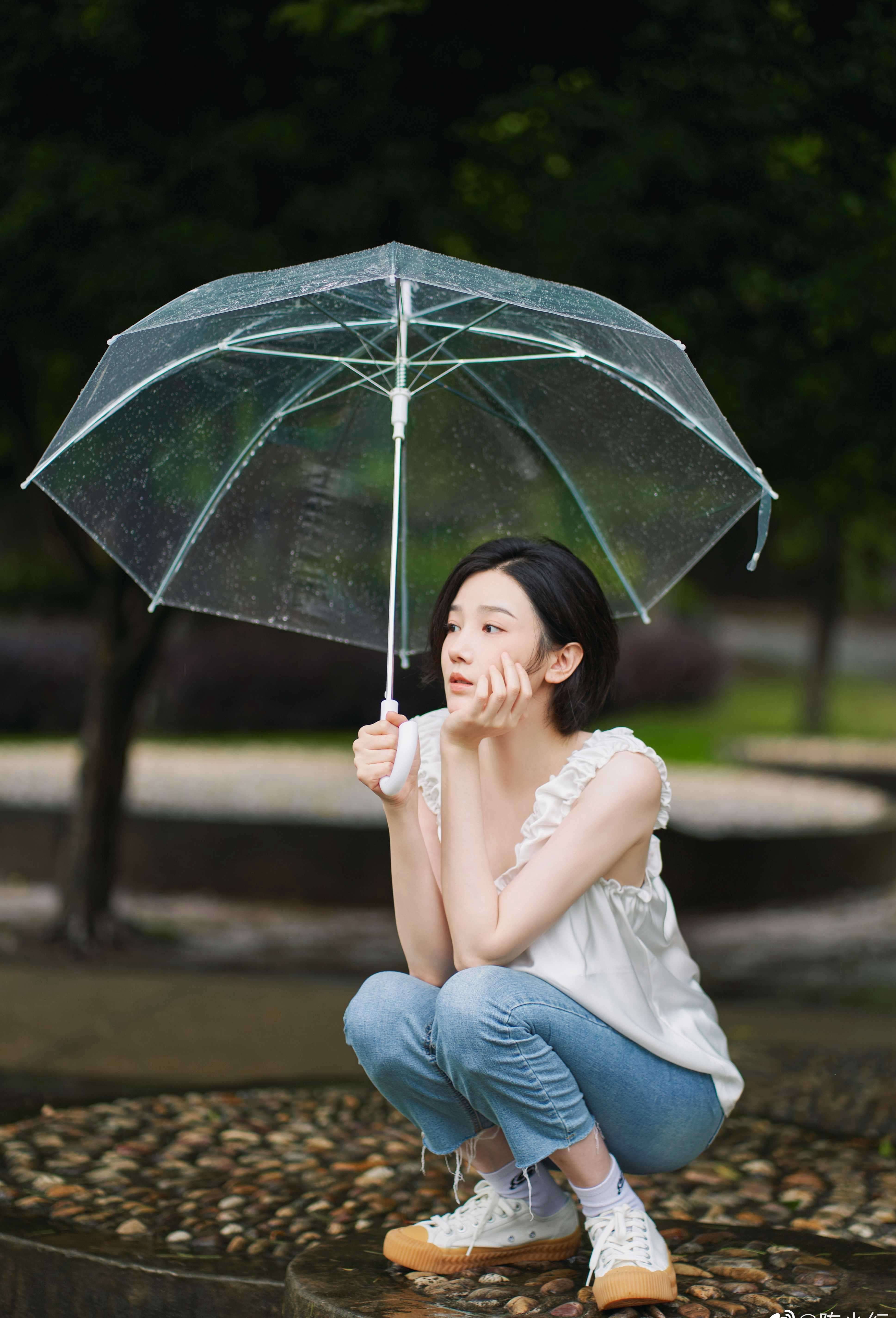 陈小纭白色吊带装户外写真