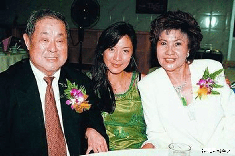 59岁杨紫琼回娘家好高兴!依偎长辈怀中脸通红