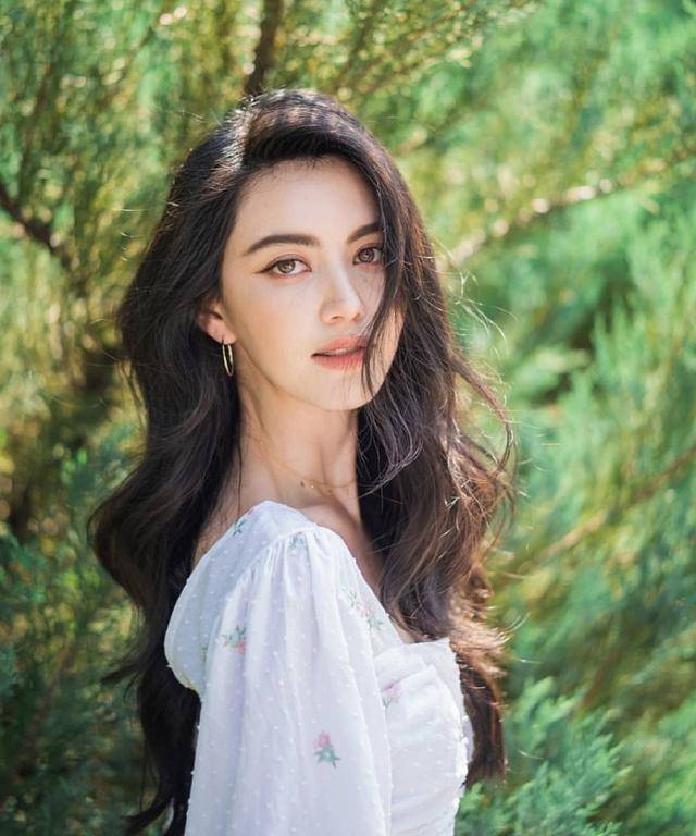 原创maidavika神颜甜美可人简单白裙穿搭展现纤美好身材