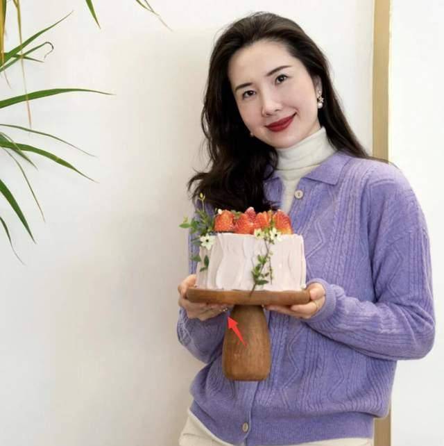 张大奕否认83年出生,晒沐浴照秀美肩,否认情史丰富未提及蒋凡_操作