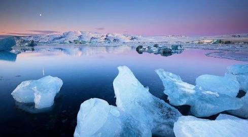 世界上最美的冰洞，宇宙般深邃可吸收所有光线，却唯独吸不了蓝光