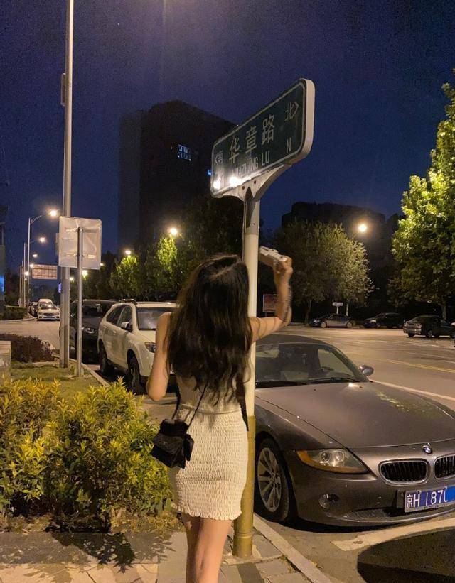 原创李嫣闺蜜周巴黎晒靓照肤白貌美大长腿纤细捂脸嘟嘴卖萌超可爱