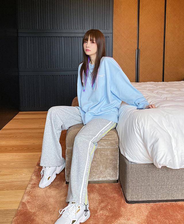 李小璐不好好穿衣服衬衫当作披肩穿秀出美背真怕甜馨学坏了