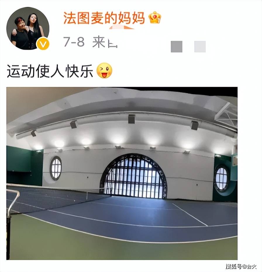 李咏妻女国外看话剧好潇洒,挑染红发太时尚