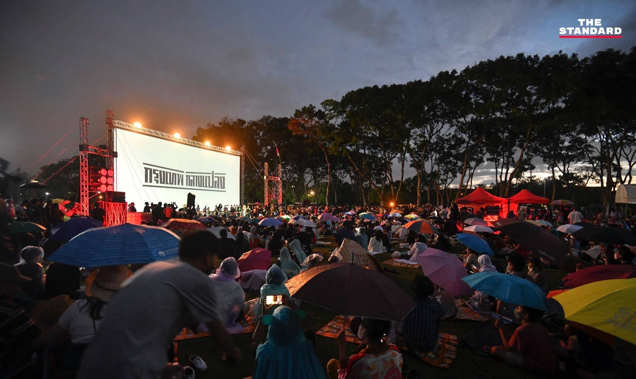 曼谷露天电影节正如火如荼地举行,铁路公园也热闹非凡_活动_观众_天王