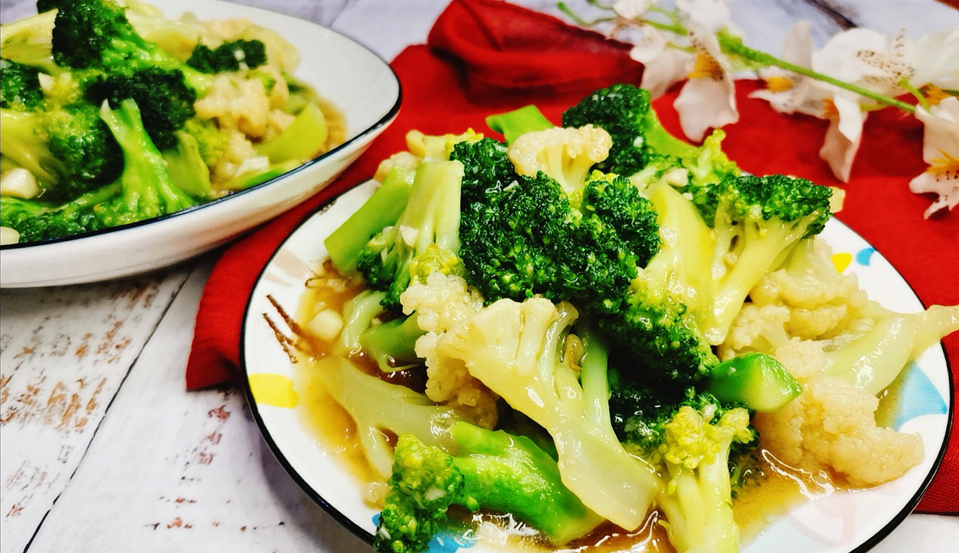 有机花菜和西兰花,一白一绿两相宜,简单的素炒"花花菜",好赞