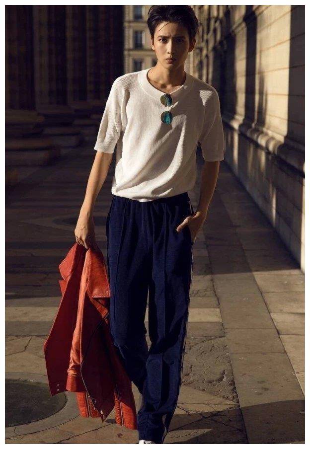 原创穿白色西服也能在街头上夺目花美男陈宥维教你怎么赢回头率